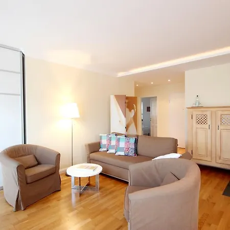 Daphne & Danae By Rujana Binz